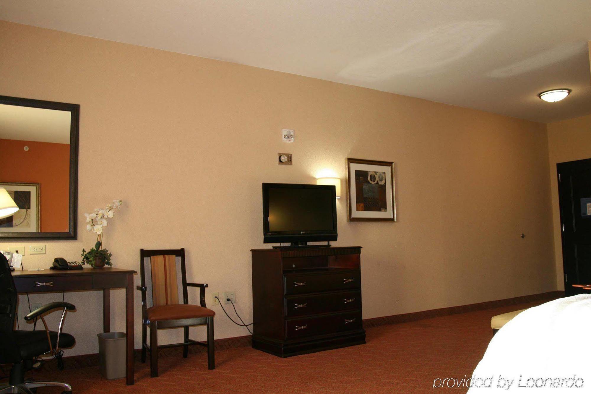 Durant Inn & Suites Стая снимка