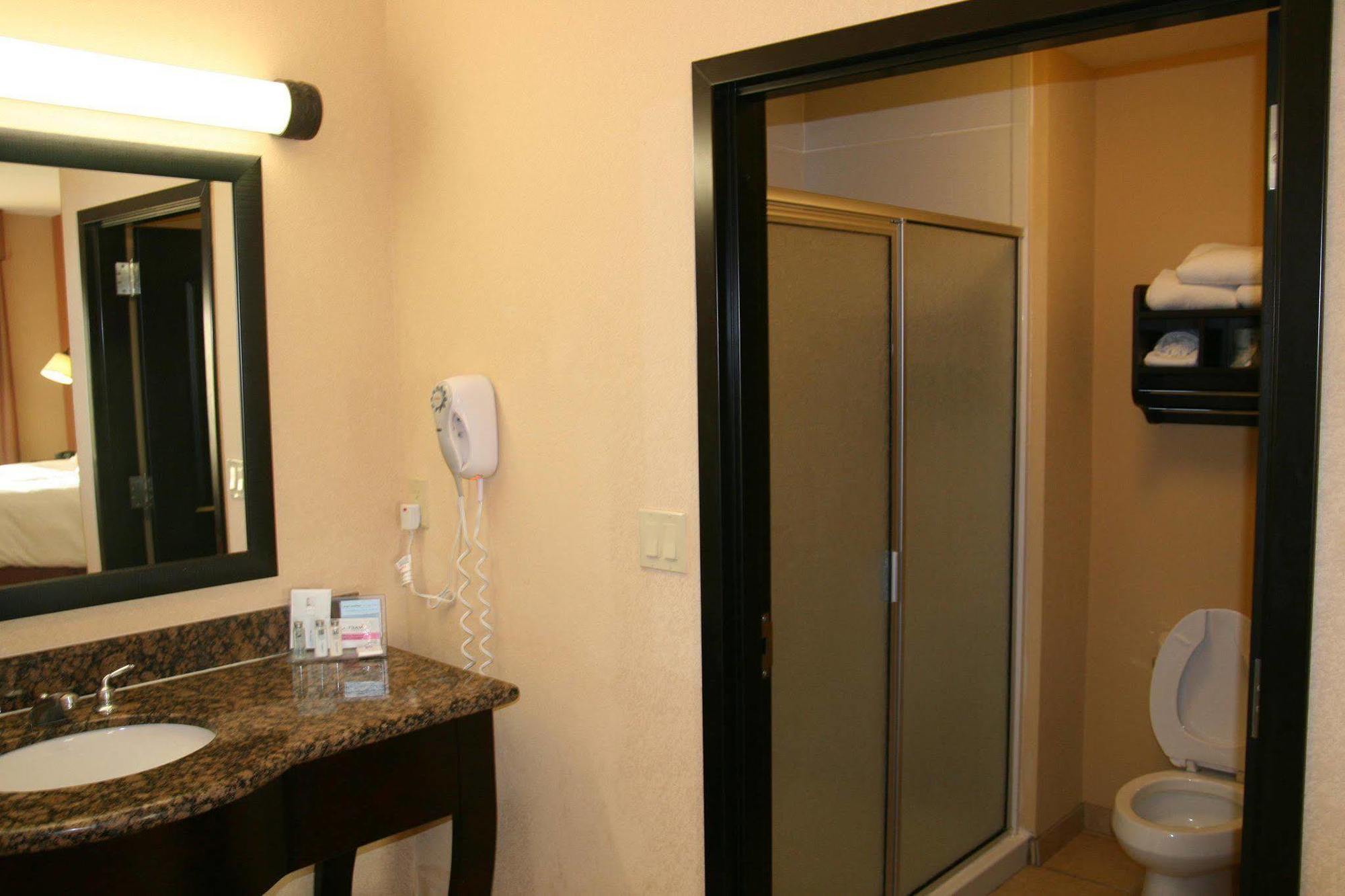 Durant Inn & Suites Стая снимка